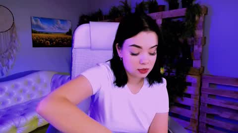 Snapshot of leslierowe chatting on 10/26/25, 04:35 LeslieRowe online show from 10/26/25, 04:35