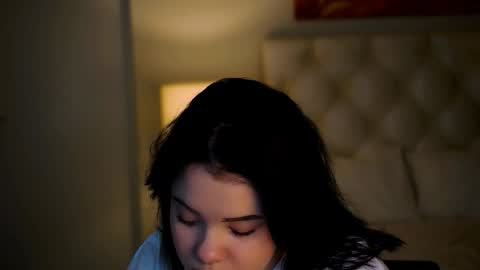 Snapshot of leslierowe chatting on 11/19/25, 02:17 LeslieRowe online show from 11/19/25, 02:17