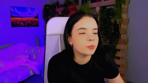 Snapshot of leslierowe chatting on 12/05/25, 12:36 LeslieRowe online show from 12/05/25, 12:36