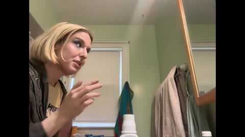 Snapshot of leslietheslut chatting on 09/17/25, 02:41 leslietheslut online show from 09/17/25, 02:41