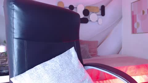 Snapshot of lessboobs_gh chatting on 12/03/24, 06:28 Less online show from 12/03/24, 06:28