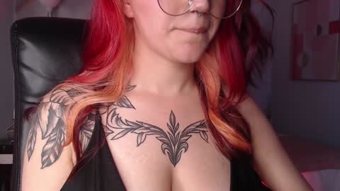 Snapshot of lessboobs_gh chatting on 01/12/25, 05:54 Less online show from 01/12/25, 05:54