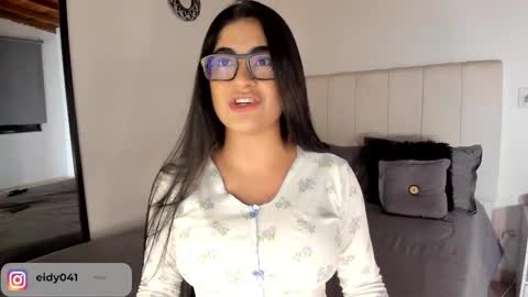 Snapshot of leticiaroldan chatting on 10/22/25, 02:01 Leticia online show from 10/22/25, 02:01