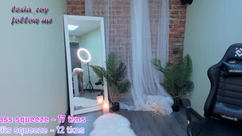 Snapshot of lexia_coy chatting on 12/17/24, 02:55 Vicki online show from 12/17/24, 02:55