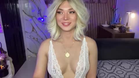lexiesmith_ online show from 12/05/25, 01:14