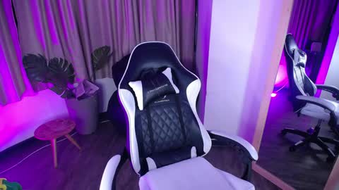 lexy_storm_18 online show from 04/14/26, 08:04