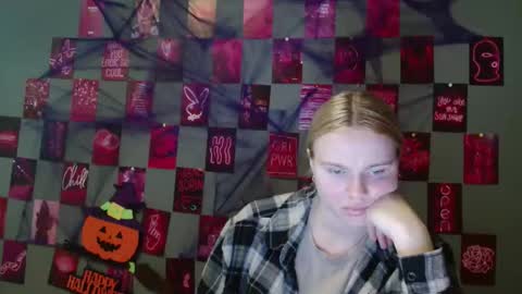 Snapshot of leyla_le chatting on 10/10/25, 09:19 Leyla online show from 10/10/25, 09:19