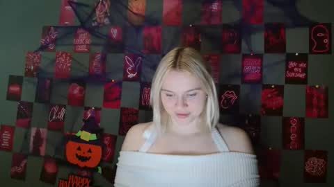 Snapshot of leyla_le chatting on 10/13/25, 06:24 Leyla online show from 10/13/25, 06:24