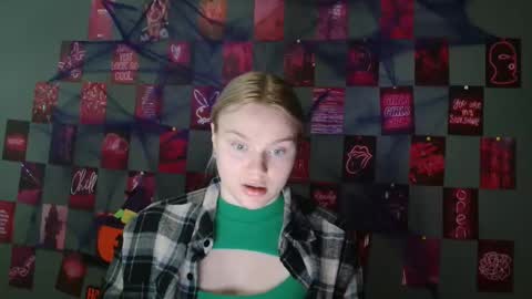 Snapshot of leyla_le chatting on 10/21/25, 06:03 Leyla online show from 10/21/25, 06:03