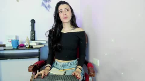 Snapshot of leynamadrigal chatting on 02/24/25, 08:58 Leyna online show from 02/24/25, 08:58