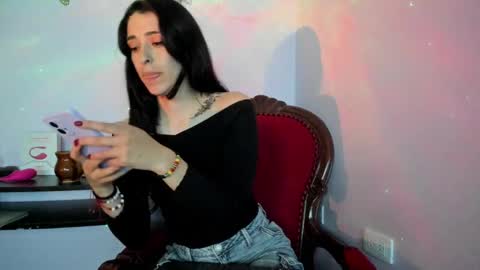 Snapshot of leynamadrigal chatting on 02/25/25, 12:03 Leyna online show from 02/25/25, 12:03