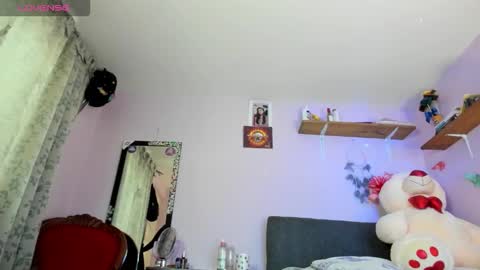 Snapshot of leynamadrigal chatting on 12/16/25, 09:42 Leyna online show from 12/16/25, 09:42