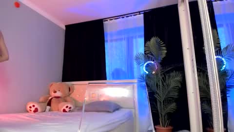 Snapshot of li_baby chatting on 02/28/25, 01:47 Shaya MILKY BOOBS online show from 02/28/25, 01:47