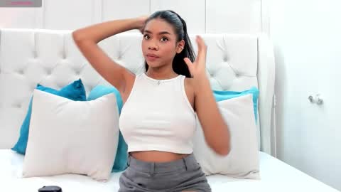 Lia Pascal  online show from 11/25/25, 11:21