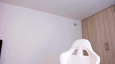 Snapshot of lia_queen610 chatting on 02/19/25, 11:57 Little Queen Lia online show from 02/19/25, 11:57