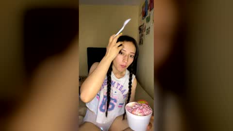 Little Queen Lia  online show from 12/21/25, 07:32