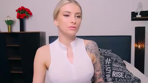 Lia online show from 02/16/26, 09:27