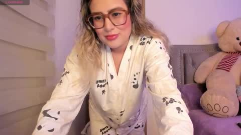 Snapshot of liahkimi chatting on 12/17/25, 01:00 Lia online show from 12/17/25, 01:00