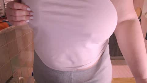 Snapshot of liahsofty chatting on 12/19/24, 10:21 miss Lia colection for travel online show from 12/19/24, 10:21