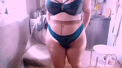 Snapshot of liahsofty chatting on 10/26/25, 10:21 miss Lia colection for travel online show from 10/26/25, 10:21