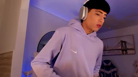 Snapshot of liam_055 chatting on 10/27/25, 05:39 Liam online show from 10/27/25, 05:39