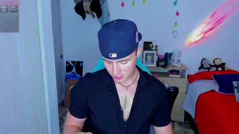 Snapshot of liam_oficial chatting on 01/10/25, 01:42 liam online show from 01/10/25, 01:42