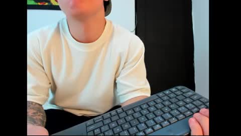 Snapshot of liam_saint chatting on 06/25/26, 12:20 Call me Lian online show from 06/25/26, 12:20