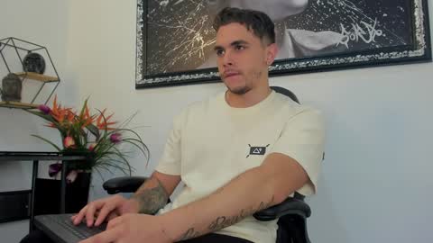 Snapshot of liam_walk chatting on 01/22/25, 01:11 Liam online show from 01/22/25, 01:11