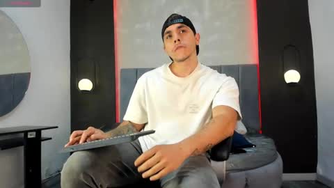 Snapshot of liam_walk chatting on 09/23/25, 10:02 Liam online show from 09/23/25, 10:02