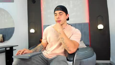 Snapshot of liam_walk chatting on 09/24/25, 10:35 Liam online show from 09/24/25, 10:35