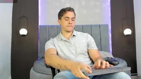 Snapshot of liam_walk chatting on 10/18/25, 09:04 Liam online show from 10/18/25, 09:04