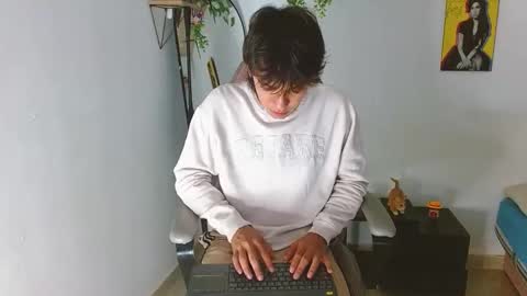 Snapshot of liam_xul chatting on 10/28/25, 09:17 liamxul online show from 10/28/25, 09:17