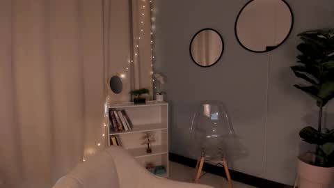 Lia online show from 09/18/25, 12:07