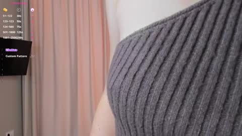 Snapshot of lienphay chatting on 12/15/25, 06:17 Caroline online show from 12/15/25, 06:17