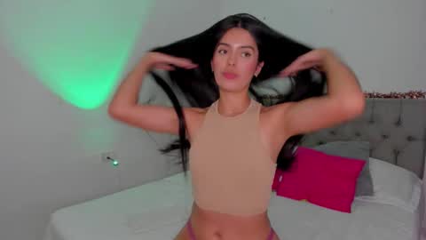 Snapshot of lightshine_ chatting on 10/25/25, 02:30 Maddie online show from 10/25/25, 02:30