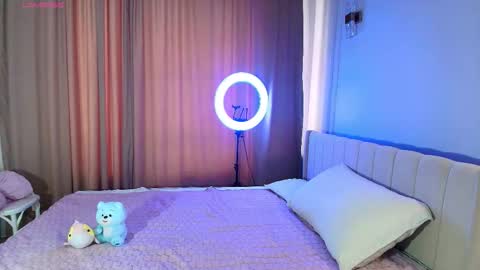 Lihn Pham online show from 11/22/25, 03:38