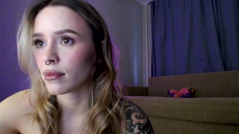 Snapshot of lil_reya chatting on 12/27/24, 11:17 INST Lil happines s online show from 12/27/24, 11:17