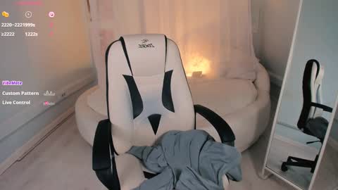 Snapshot of lil_stephanie chatting on 10/24/25, 01:29 YOUR LIL STEPHANIE online show from 10/24/25, 01:29