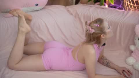 Snapshot of lil_tweety chatting on 11/21/25, 07:45 Rina online show from 11/21/25, 07:45