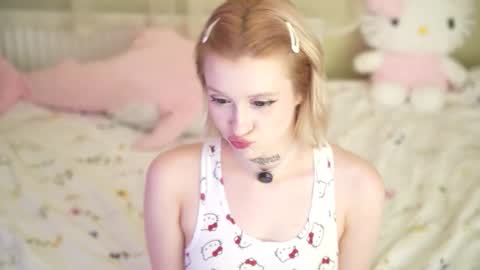 Snapshot of lil_tweety chatting on 11/29/25, 08:01 Rina online show from 11/29/25, 08:01