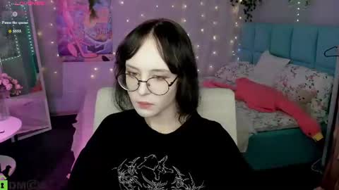 Snapshot of lilac_muse chatting on 07/23/26, 11:30 Lili online show from 07/23/26, 11:30
