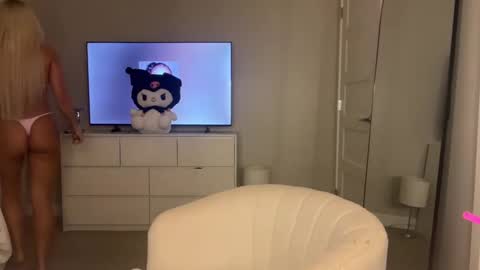 Snapshot of lilbbyliv chatting on 09/17/25, 02:02 lilbbyliv online show from 09/17/25, 02:02