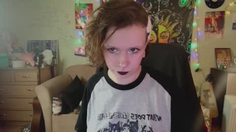 Snapshot of lileyfoxxx chatting on 09/19/25, 10:27 Lil online show from 09/19/25, 10:27