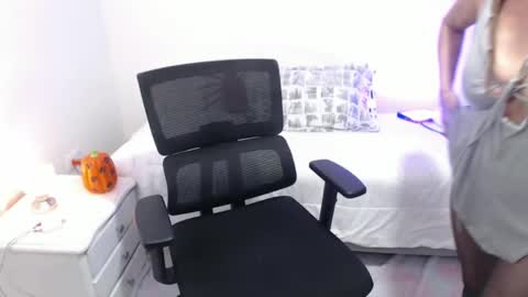 lilian online show from 10/21/25, 08:31