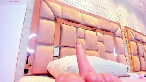 LILIAN  online show from 11/12/25, 07:57