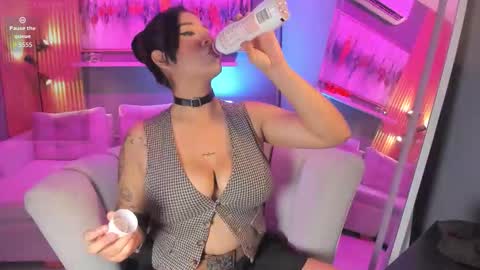 holis soy lily chang no olvides el pulgar arriba es muy importante para mi 3 independent model online show from 02/19/26, 08:05