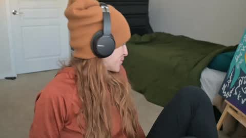 Snapshot of lilithoftrees chatting on 12/13/24, 04:49 L online show from 12/13/24, 04:49