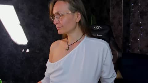 lillian_white1 online show from 06/14/26, 01:03