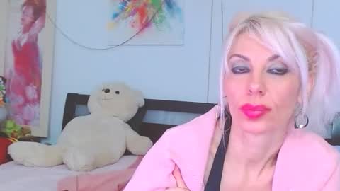 Lara online show from 12/14/25, 02:39