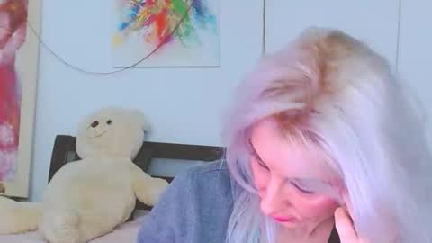 Lara online show from 02/02/26, 01:37